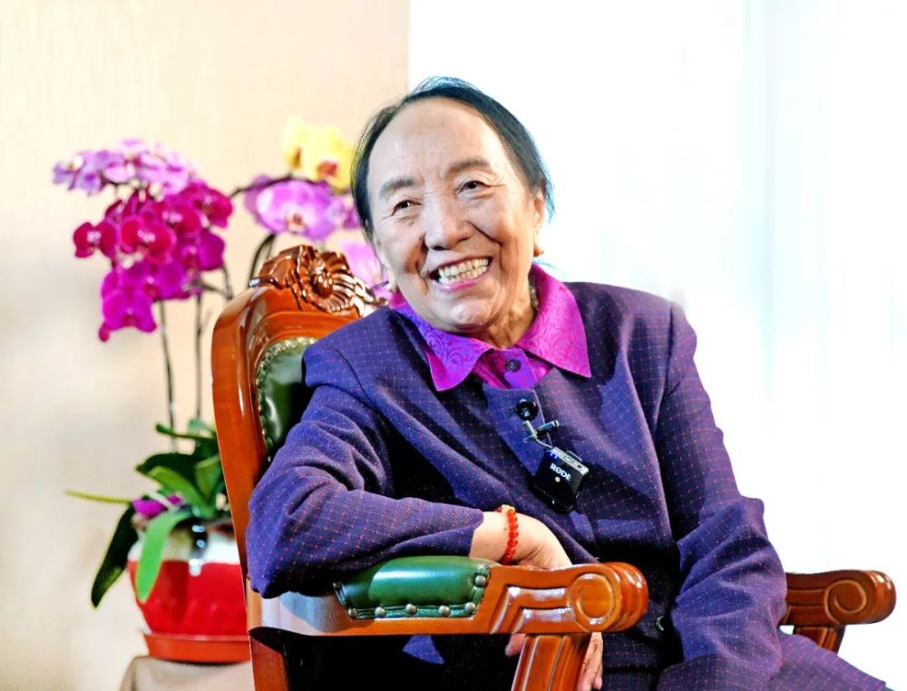 人物才旦卓玛唱支山歌给党听