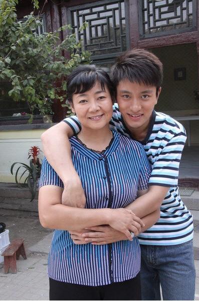 53岁妈妈专业户萨日娜,出道26年零绯闻,如今一家三口很幸福