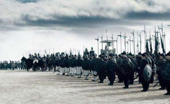 比如很多人认为打仗时站第一排死亡率比较高,实际上由于方阵的原因,并