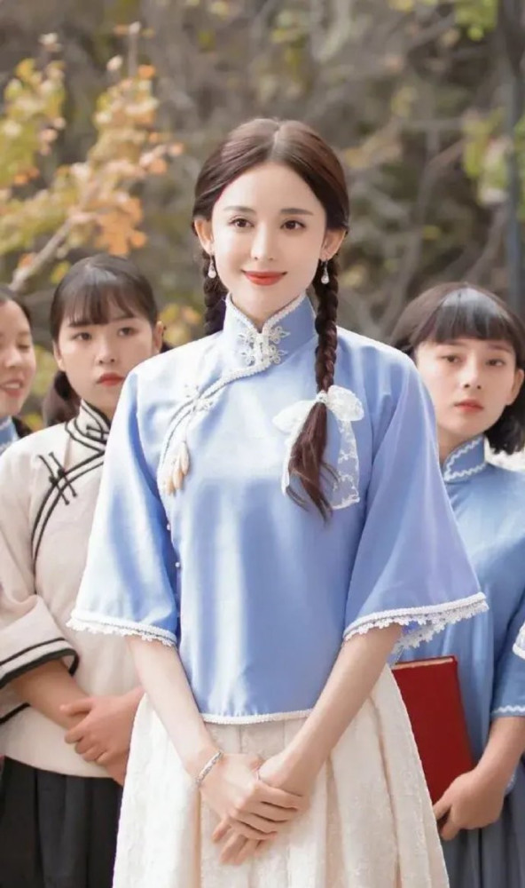 杨幂密逃新路透来了辣妈穿旗袍上衣扮民国学生一点不违和