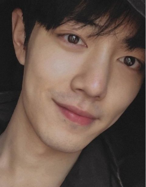 嘴边和下巴还有胡子,男人魅力十足.肖战运动完后,脸上还流了很多汗水.