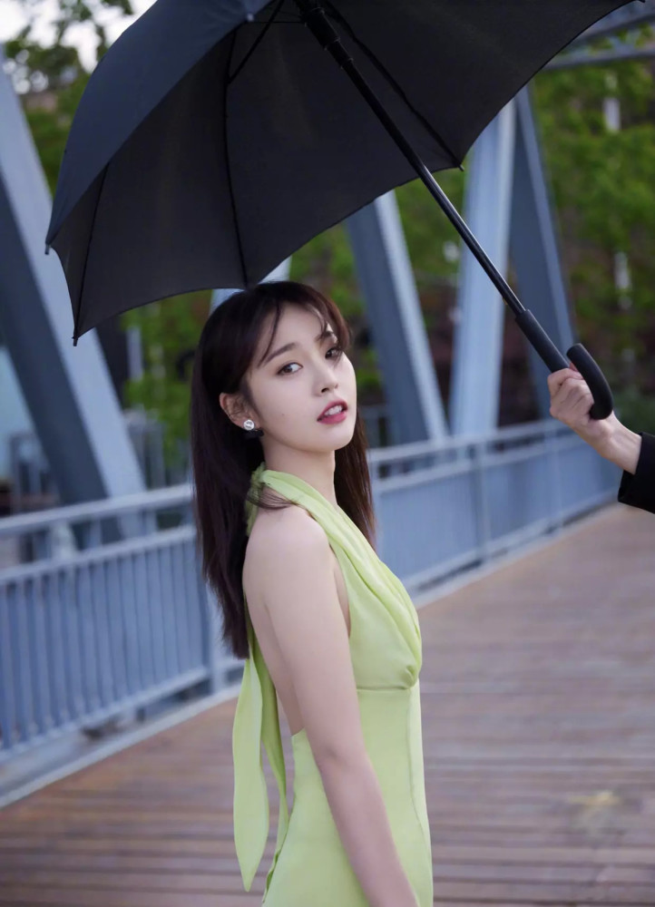 张佳宁身穿荧光绿露肩长裙,身材窈窕别致