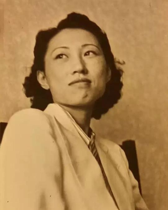 张学良赵四小姐大婚那天,提出的唯一要求,街头手挽手步行