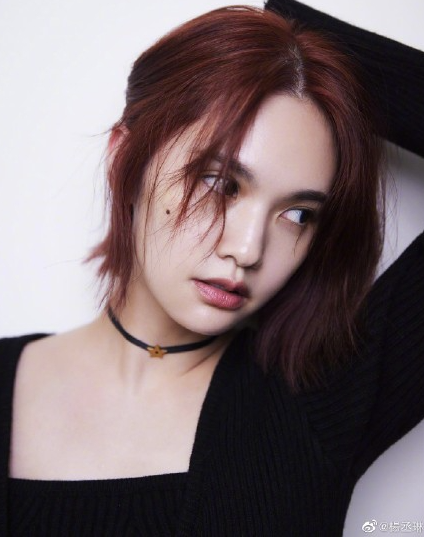 杨丞琳橘红短发怼脸拍洒脱随性又a又飒