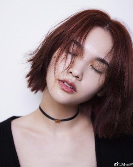 近日,杨丞琳微博分享新发色照,照片中她头顶橘红色短发随性洒脱,怼脸