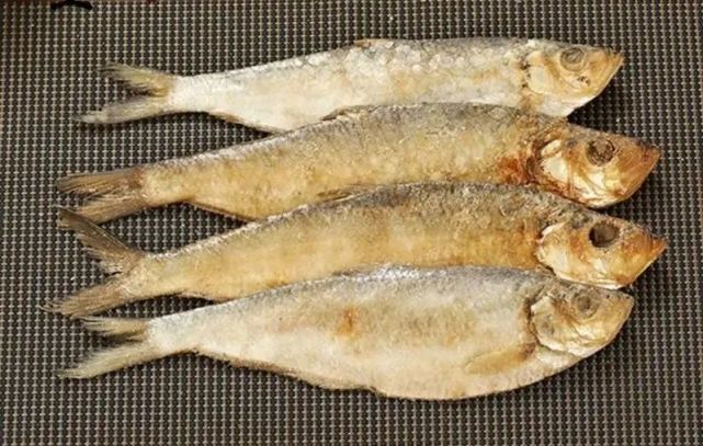 转动两下,灌进少量食盐或卤汁,然后按一斤鳓鱼一二两盐的比例"抄咸"