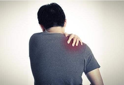 36岁崔先生右肩膀疼痛确诊肝癌后痛哭可能因为这3件事没忍住