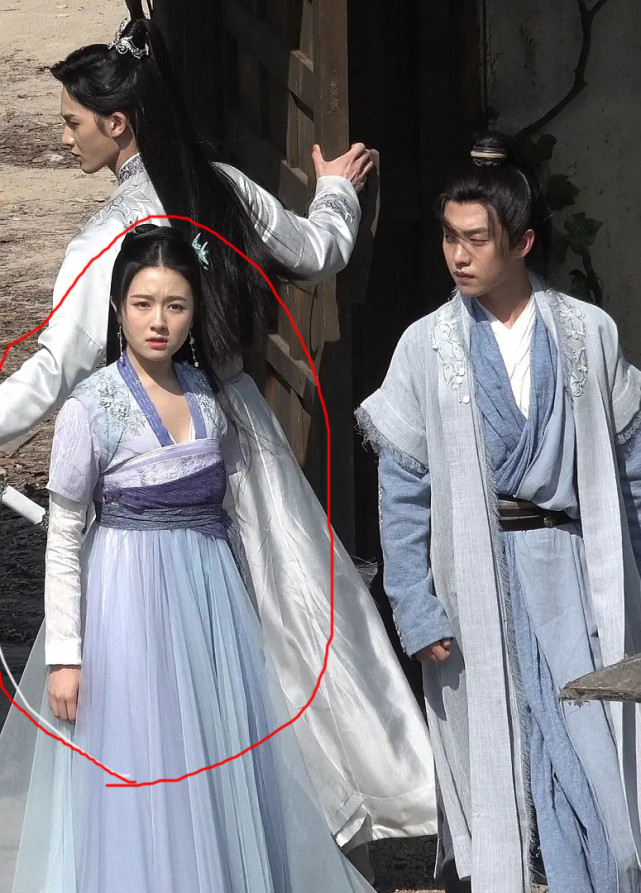 与朱正廷拍摄《苏记》路透照曝光,身材发福显敦厚