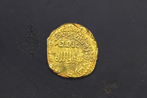 在互联网上出售后西班牙警察缴获阿拉伯第纳尔金币