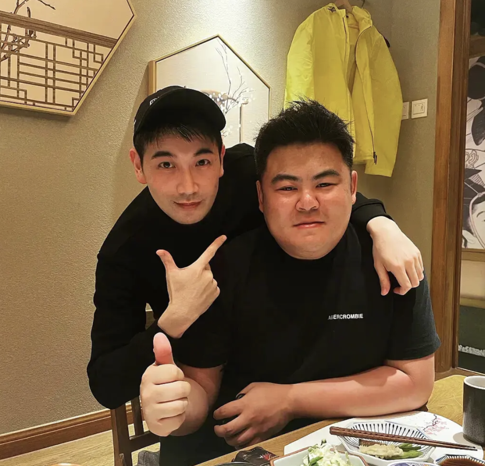 张智尧46岁生日照pose好可爱男神虽容颜老去但气质依旧一绝