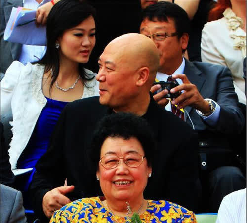 慈禧亲戚陈丽华的现任丈夫是"唐僧",那她的前夫究竟是谁?_腾讯新闻