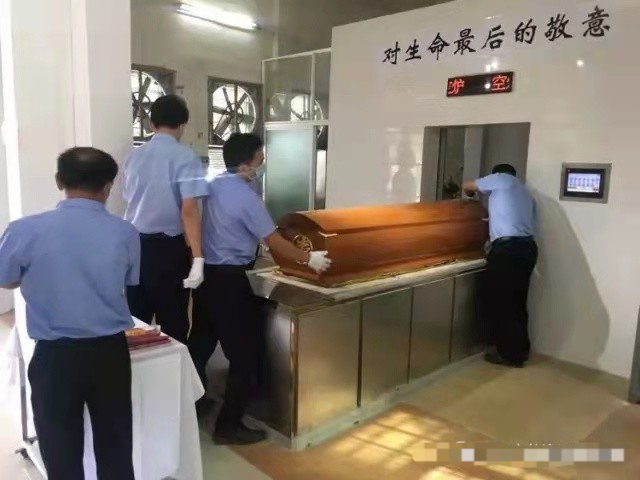 三亚红衣坠楼女子已火化涉事房间细节曝光透露更多信息