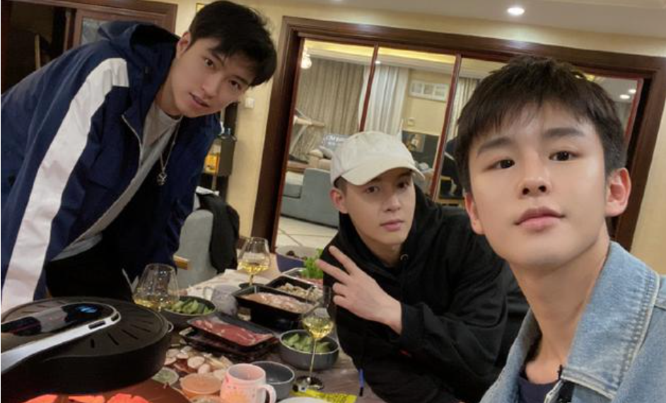 肖战参加陈情令剧组的重聚缺席了庆余年剧组的重聚