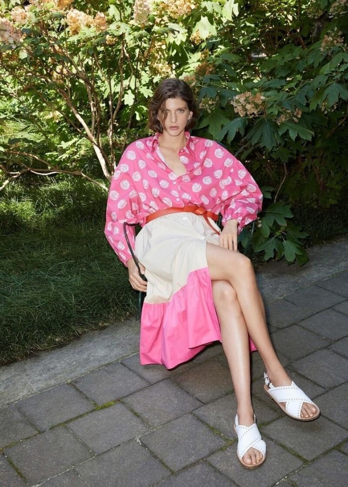 成熟男人喜欢的款衬衫穿在女人的身子上看着真挺美的