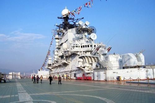 明斯克号航母:在南通市苏通大桥下停泊,任凭风吹雨淋已经六年了_腾讯