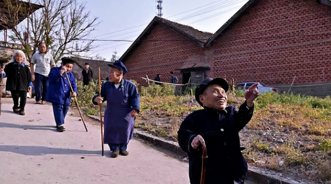 我国一"矮人村":村民五六岁就停止生长,身高普遍不超过80厘米