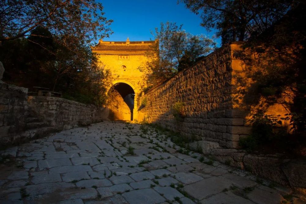 印痕,山间耳畔荡起清脆的马蹄声声,静静地逶迤于巍巍太行的井陉古道