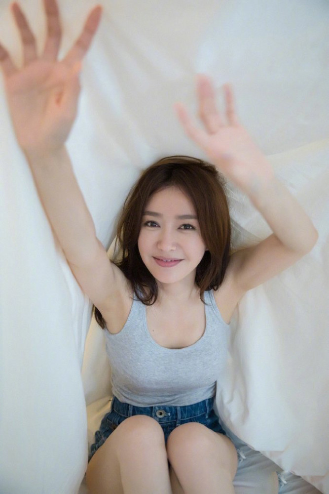 41岁秦岚拍日系大片穿懒汉背心出镜状态不像70后