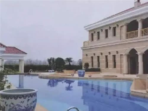 曹德旺:别墅占地5亩,酒窖摆满了茅台,为何子女们却不愿来住?