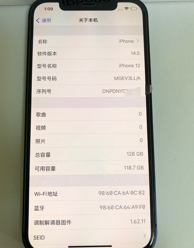 從關於本機中也能看到,這是一臺iphone12,美版,128gb.