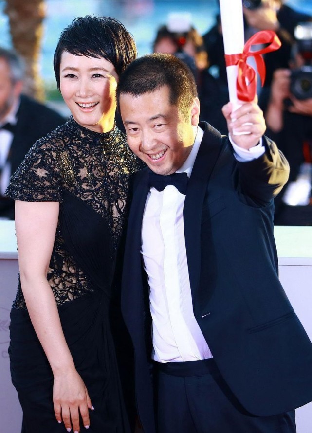 赵涛意外撞脸吴京,但还是很有女人味的,比老公高半头也小鸟依人