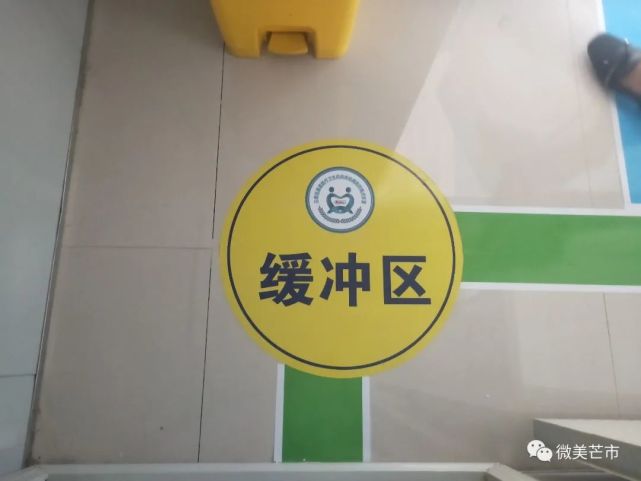 发热门诊划分为清洁区,半污染区,污染区,并设置醒目标识箭头,三区相互