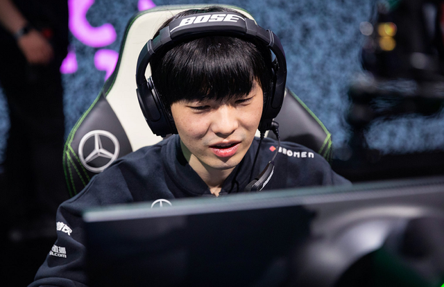 不愧是900分中单果子哥比赛时和pgg公屏交流两支队伍亲切互动