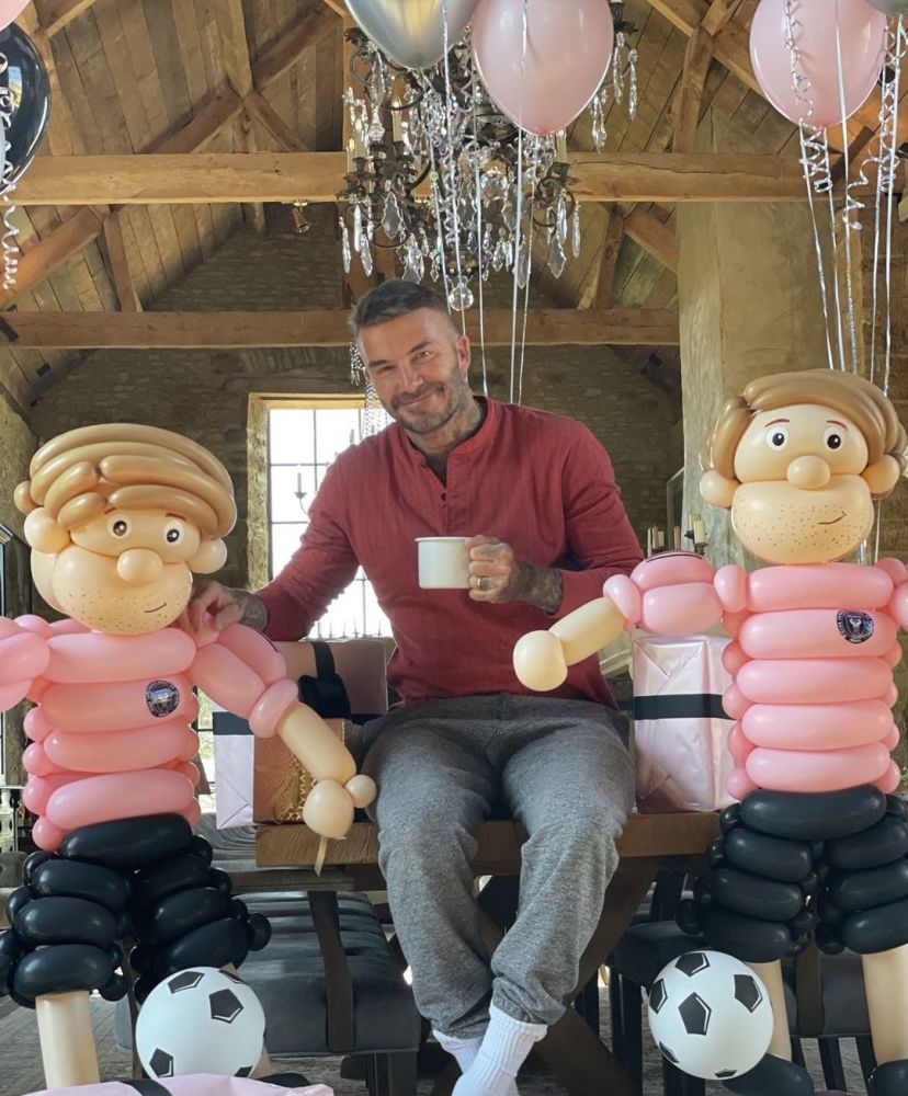 贝克汉姆晒爱妻与孩子们合影送祝福小七奶萌笑容超可爱