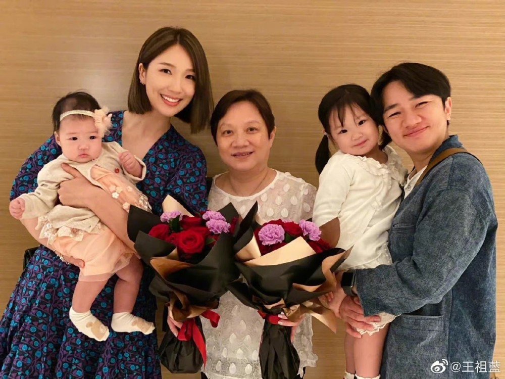 王祖蓝和妈妈女儿长太像,李亚男生完二胎恢复快,俩宝贝脸圆太萌