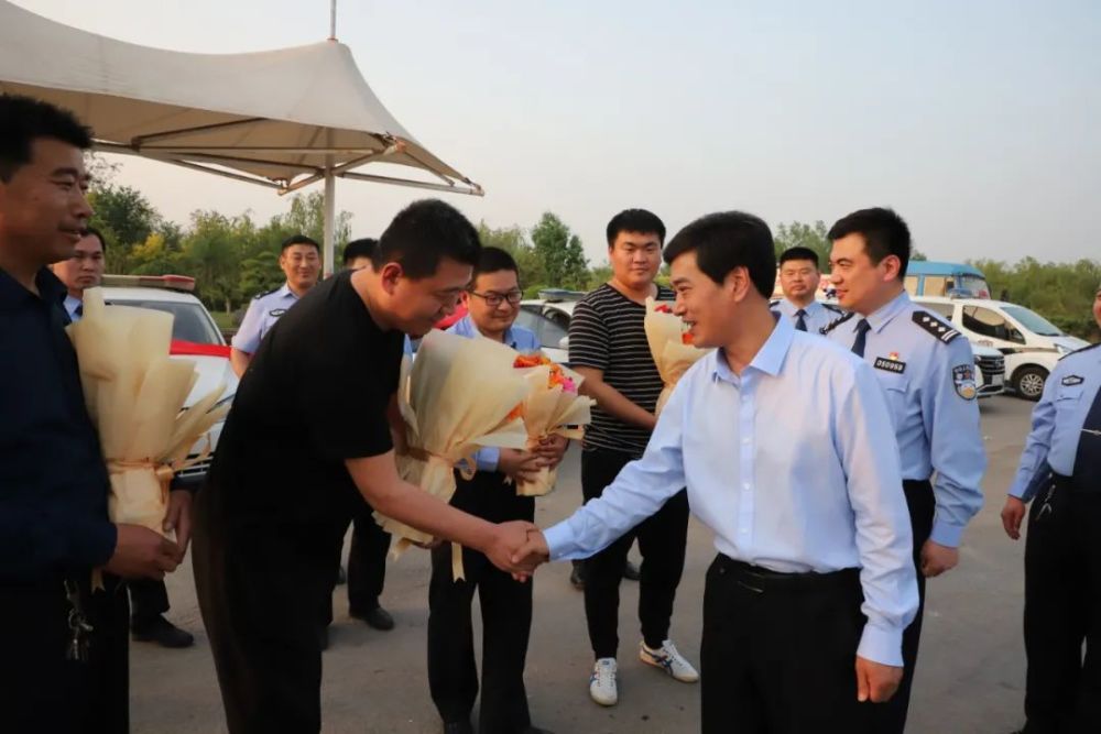 副县长郑鑫,市公安局刑侦支队负责人及县局民警代表到场迎接.