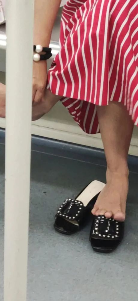 广州地铁一年轻女子上演抠脚绝活舒适背后有多少不知道的冷知识