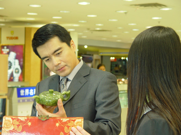 凌子墨的扮演者正是张恒,她之前在《粉红女郎》中扮演的女强人余露