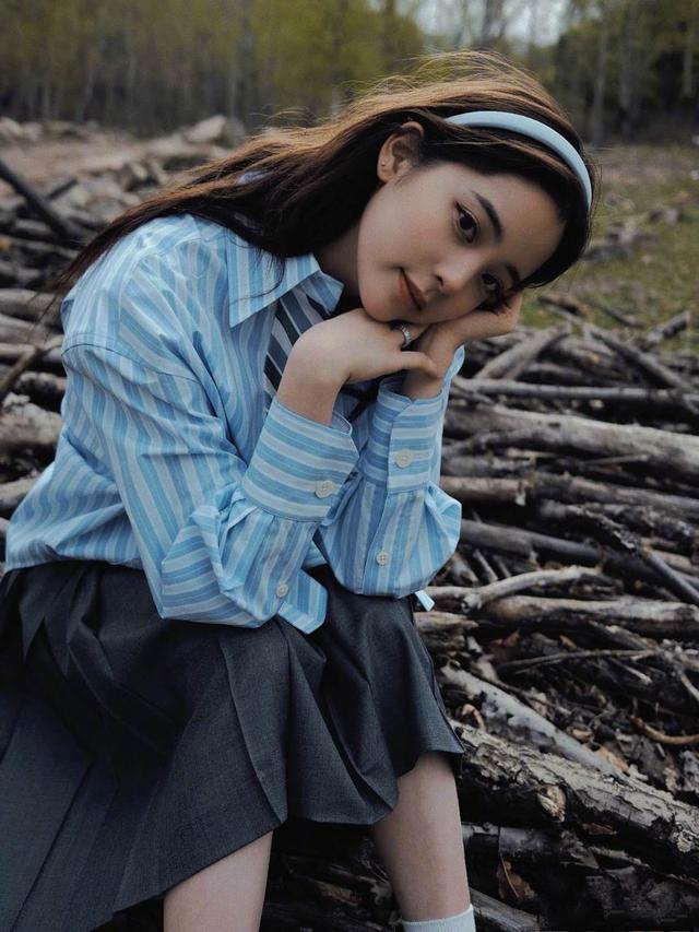 欧阳娜娜晒出游照穿大码衬衫配jk裙扮森系少女还戴了个发箍