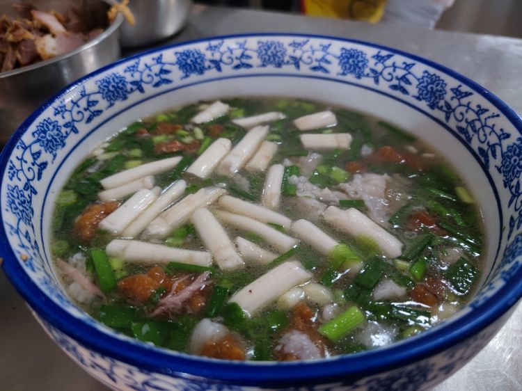 逛东门古街看十二眼井吃草芽米线假日云南建水半日行休闲