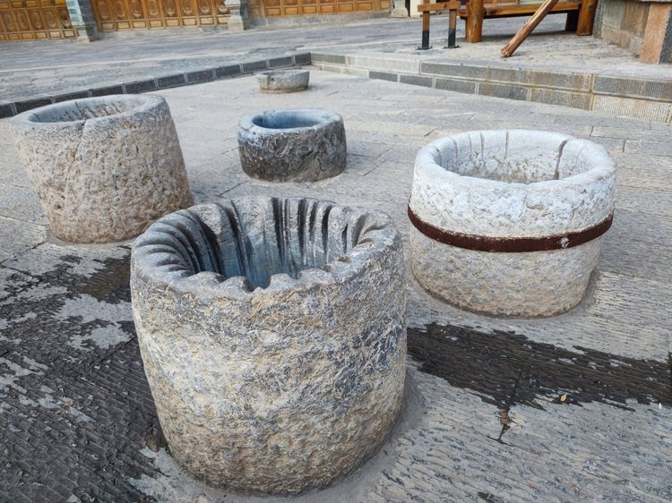 逛东门古街看十二眼井吃草芽米线假日云南建水半日行休闲