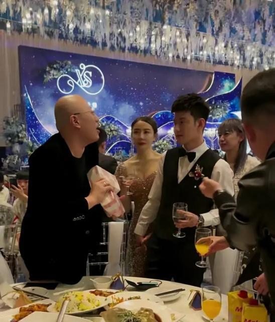 紧接着,伽柏在参加好友阿哲的婚礼时,直接随礼99.