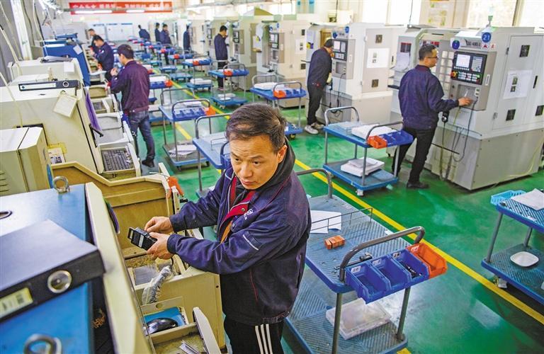 5月6日,工人在中航富士达科技股份有限公司机加事业部精雕车间作业