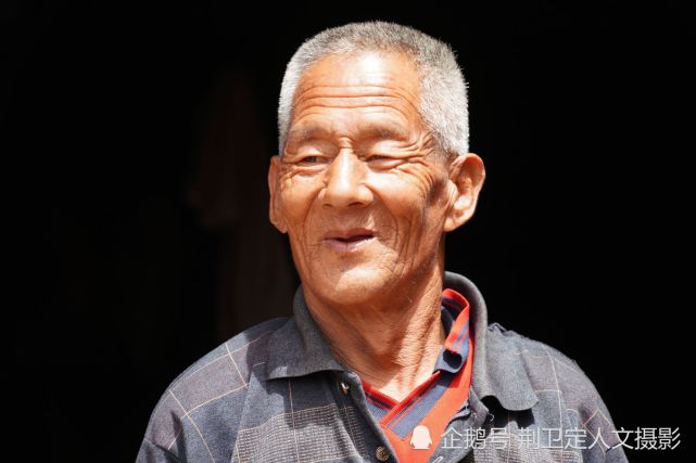 农民大哥独身20年没结婚理由奇葩,一人吃饱全家饱,看活成啥样