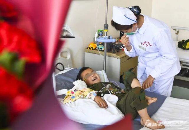 和田断臂再植男孩下地行走了