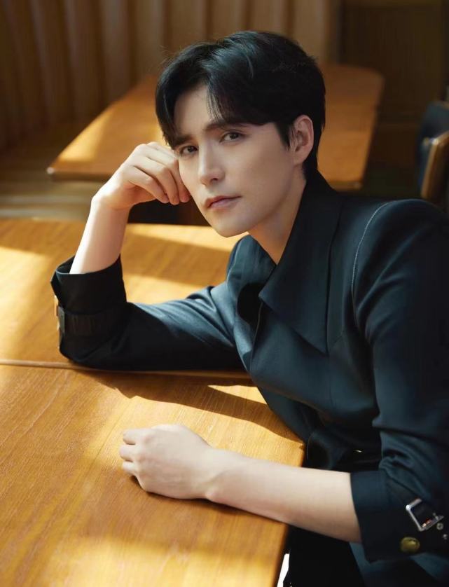 阿云嘎一袭黑色造型帅气又迷人!