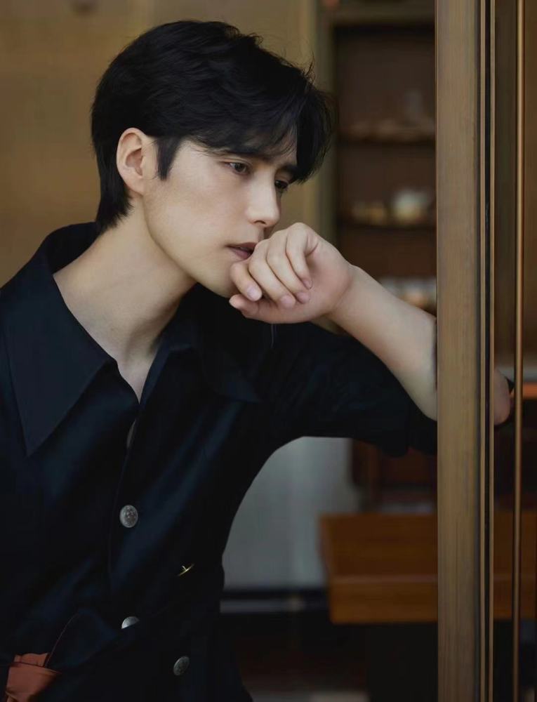 阿云嘎一袭黑色造型 帅气又迷人!_腾讯新闻