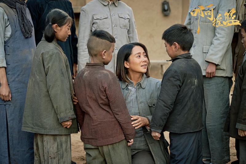 如果说丑子冈的功绩是在艰难中把一批孩子培养长大,那么她的魅力也