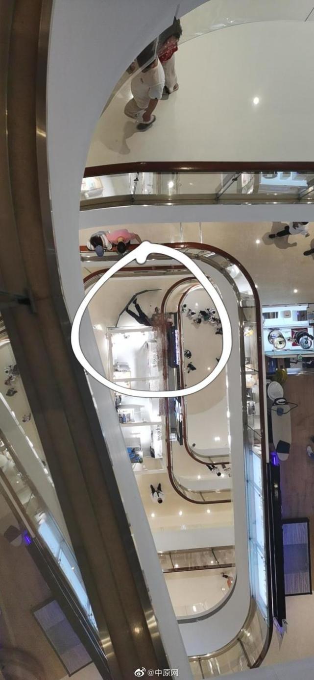 中原网 图针对"郑州正弘城商场内一男子坠楼"事件,5月10日,郑州市