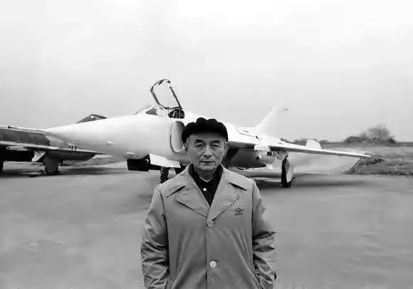 1吨,最大起飞重量只有5吨的所谓"空中李向阳",其实完全违背战机设计