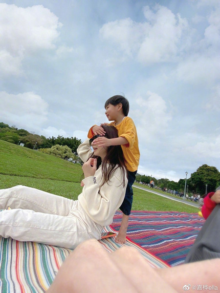 画面有爱ella母亲节晒与儿子合影照劲宝爬妈妈肩头玩耍