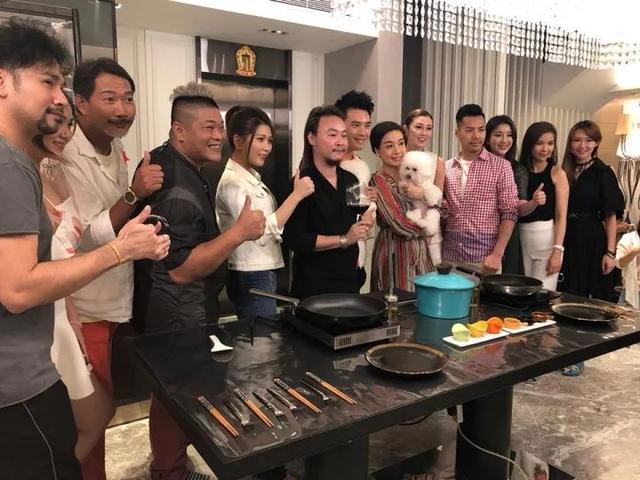 黎伟业和邻居谢安琪夫妇 而且他非常喜欢请朋友来家里