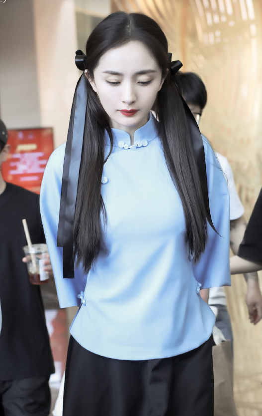 杨幂民国学生造型美上热搜扎双马尾好像清纯女大学生
