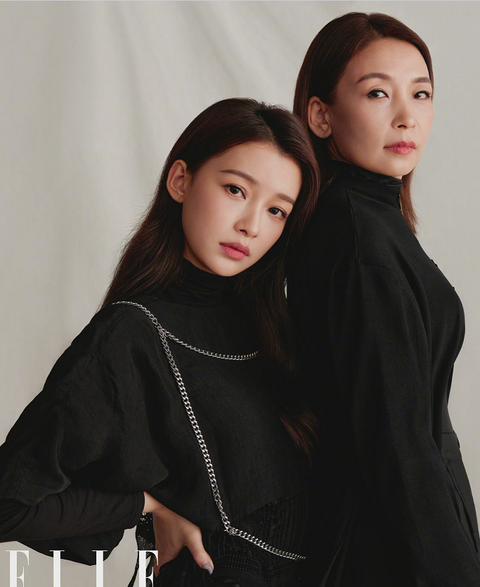 孙怡和妈妈拍写真,两人穿同款大衣出镜,怡妈气质是真好