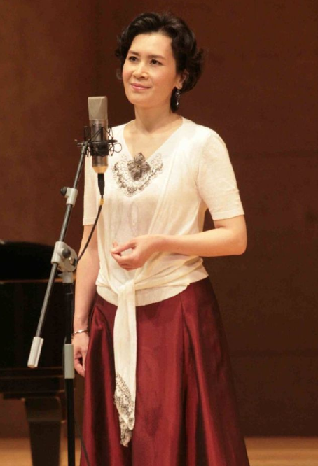 传播正能量文艺作品是演员的担当"大家好!我是空政话剧团的演员肖雄.