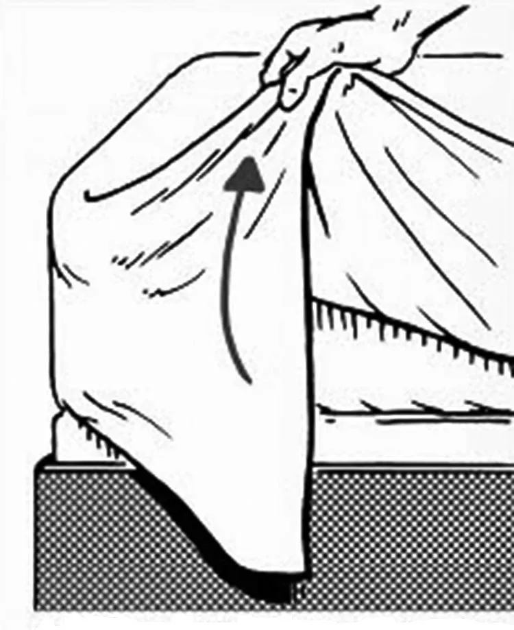 hgtv步骤五塞入三角形床单紧接着就把呈现悬垂三角形的床单塞入床垫里